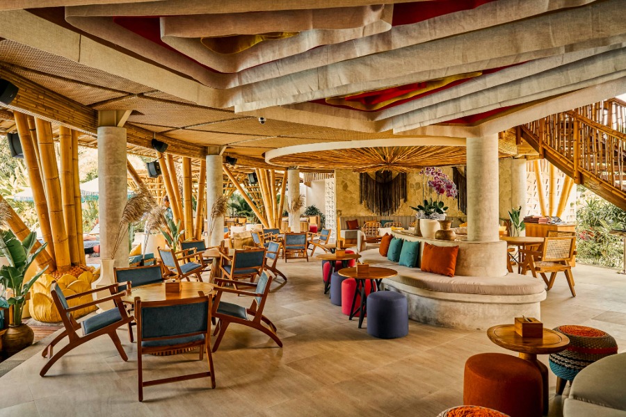 TUJU Tropic Club & Dining - Front Seat