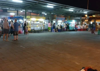 Food stalls and visitors at Sindhu Night Market in Sanur during the evening dining hours.