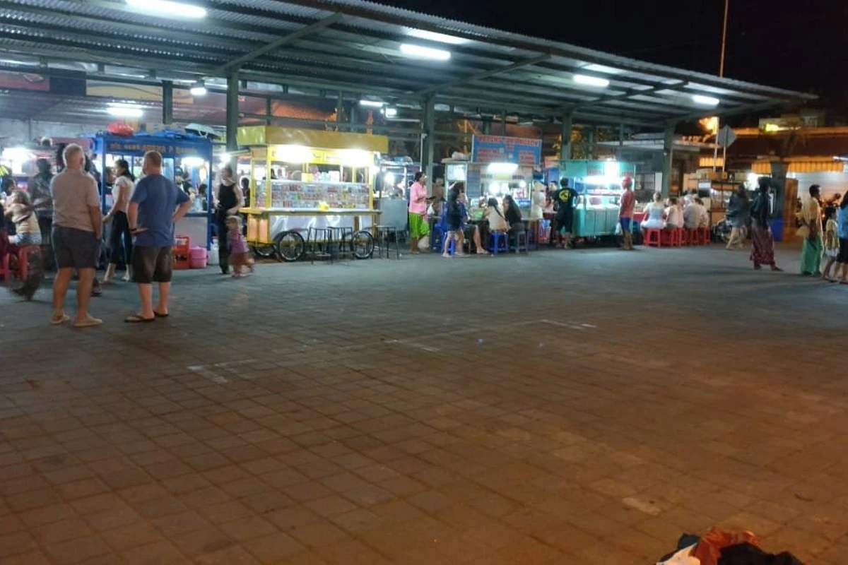 Food stalls and visitors at Sindhu Night Market in Sanur during the evening dining hours.