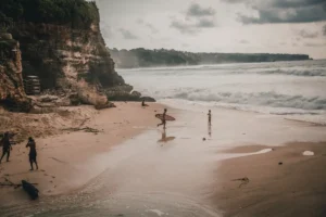 Uluwatu Beach: Where Bali’s Best Surf, Sunsets and Cliffside Days Come Together